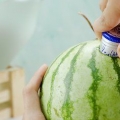 Een waatlemoen met wodka maak