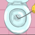 Ontstop 'n toilet met 'n rioolveer