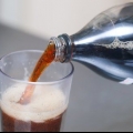 Maak 'n toilet skoon met coca cola