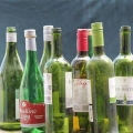 Maak 'n windklokke van wynbottels