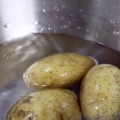 Maak franse patat in 'n diepbraaier