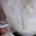 Maak roomys met melk in 'n blender