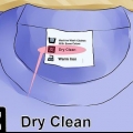 Skoonmaak klere vir die droogskoonmaker by die huis