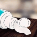 Verwyder skrape van sonbrille