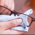 Verwyder skrape van plastieklense