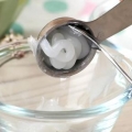 Maak lipglans met vaseline