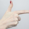Maak 'n slingervel met jou hand en 'n rek