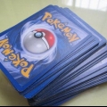 Speel met pokémon-kaarte