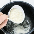 Rijst koken in kippenbouillon