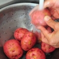 Rode aardappelen klaarmaak