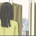 Poep staan ​​op 'n toilet