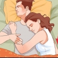 Verhoed dat jou arm gevang word terwyl jy in die bed knuffel