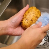 Aardappelen koken in 'n snelkookpan