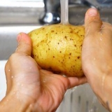 Aardappels berei op die braai