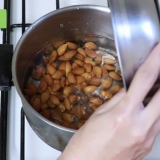 Maak amandelmeel of amandelmeel