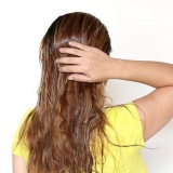 Wend amandelolie op jou hare aan