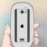Die vervanging van batterye op 'n apple magic mouse
