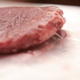 Biefstuk bakken in 'n braai