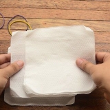 Maak blomme van toiletpapier