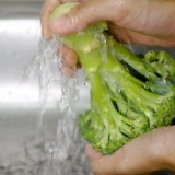 Stomende broccoli sonder 'n stoommandjie