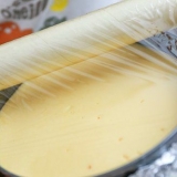 Kaaskoek uit 'n springvormpan haal
