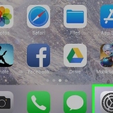 Dra kontakte tussen iphones oor