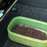 Die geur van bedorven melk uit je auto kry