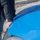 Die motorkap van 'n voertuig oop