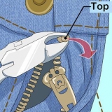 Maak die rits van 'n jeans