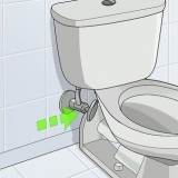 Sluit die watertoevoer na 'n toilet af
