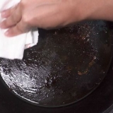 Maak 'n gebrande gietysterpan skoon