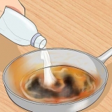 Maak 'n gekoekte pan skoon