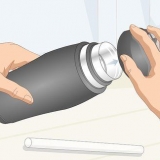 Maak 'n muwwe waterbottel skoon