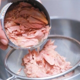 Een broodje tonijnsalade maak