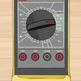 Gebruik 'n digitale multimeter