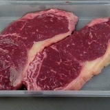 Dien 'n droë marinade op steak toe