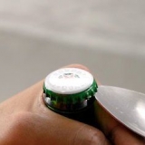 Een fles openmaken zonder flessenopener