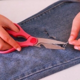 Hoe om 'n geskeurde jeans reg te maak