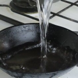 Een gietijzeren pan schoonmaken