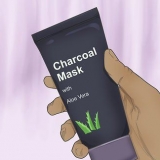 Die toepassing van 'n houtskoolmasker