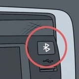 Een iphone gekoppel op 'n autoradio