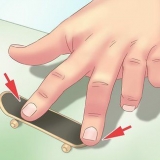 Doen 'n kickflip op 'n vingerbord