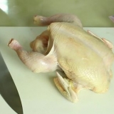 Een kip in vieren snyden