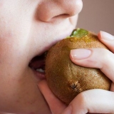 Een kiwi eten