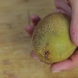 Een kiwi-schillen