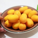 Een kumquat eten
