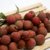 Een lychee eten
