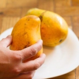 Een mango eten