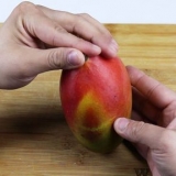 Een mango pellen