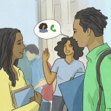 Vra 'n meisie vir haar vriendin se telefoonnommer (wat om te sê om jou kanse te verbeter)